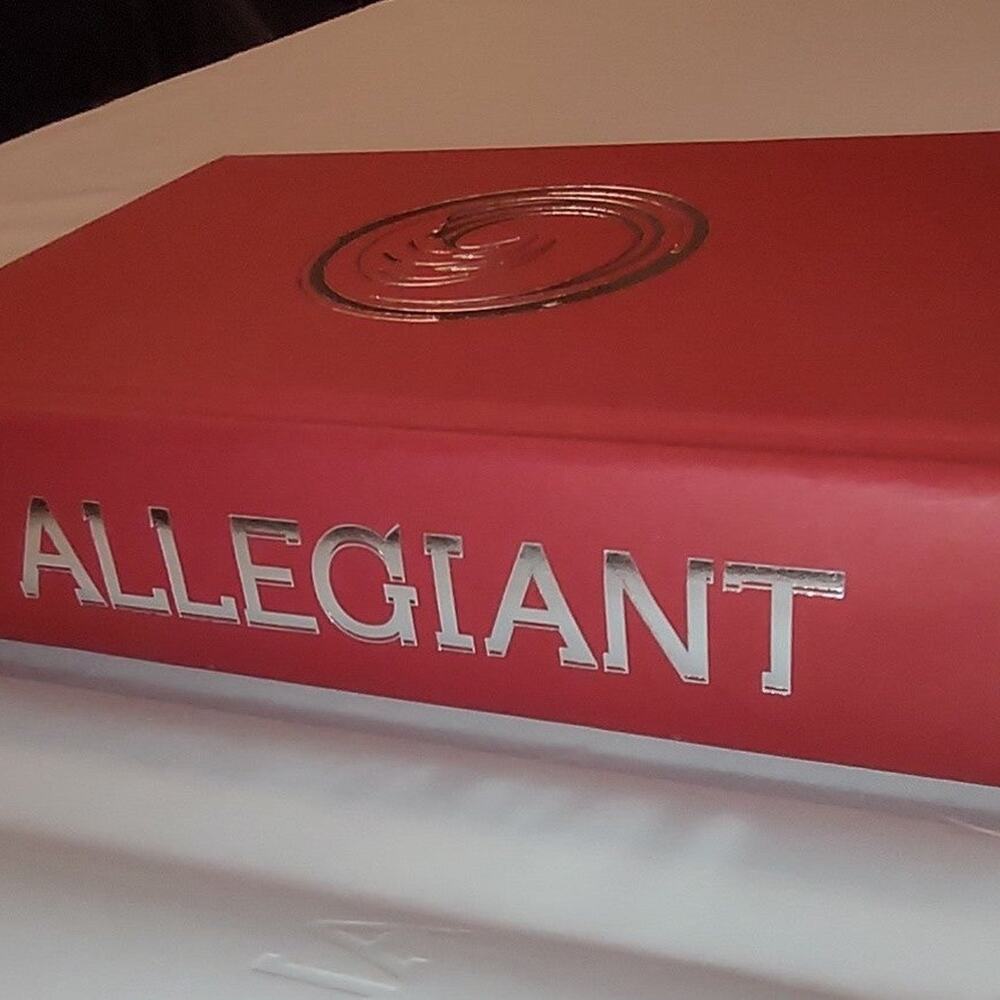 Allegiant by Veronica Roth hardback book - Picture 7 of 11